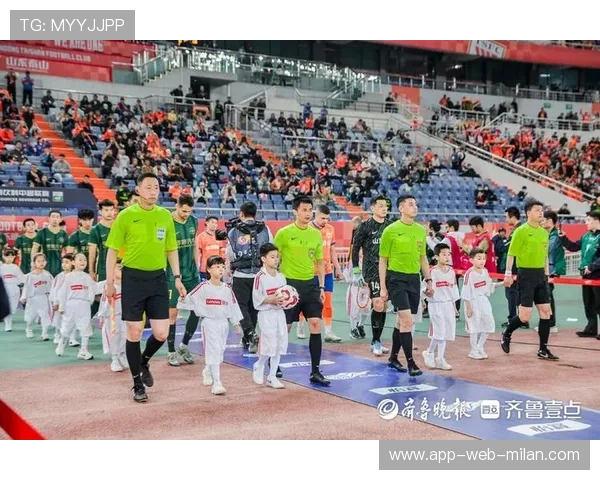 球员在中超赛场上展现出出色的团队配合意识，中超球员入场