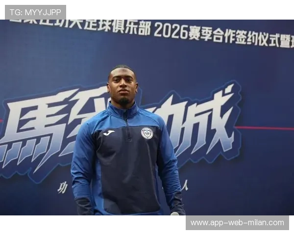 石家庄功夫新前锋背身扛住对抗,回做球干净利落 石家庄功夫新前锋背身扛住对抗,回做球干净利落